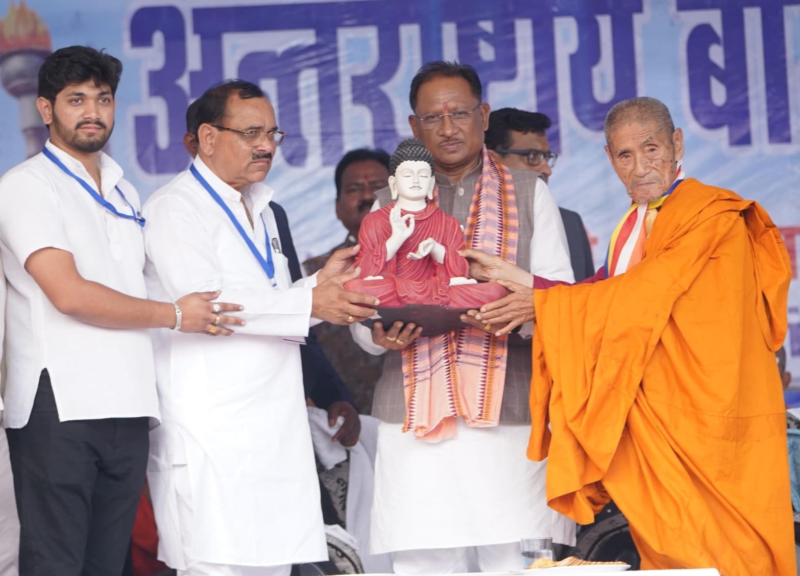 मुख्यमंत्री विष्णु देव साय ने कहा- बुद्ध के शांति और करुणा के संदेश आज के समय में अत्यंत प्रासंगिक, डोंगरगढ़ में 32वां अंतर्राष्ट्रीय बौद्ध सम्मेलन आयोजित 1 राजनांदगांव में अमित शाह ने किया ‘विद्यायतन’ का शिलान्यास, आचार्य विद्यासागर जी को दी श्रद्धांजलि