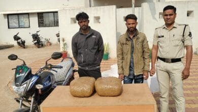 10.940 किलोग्राम गांजा, दो मोबाइल और टीव्हीएस मोटरसाइकिल जप्त