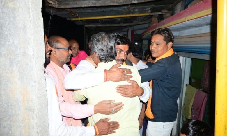 नेता नहीं, सेवक चुनें! भाजपा प्रत्याशी कैलाश चंद्रवंशी के समर्थन में उमड़ा जनसैलाब! 11 नेता नहीं, सेवक चुनें! भाजपा प्रत्याशी कैलाश चंद्रवंशी के समर्थन में उमड़ा जनसैलाब!