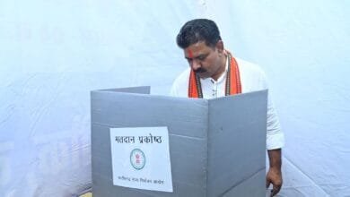 कवर्धा निकाय चुनाव: उपमुख्यमंत्री विजय शर्मा ने लाइन में लगकर किया मतदान, महिला मतदाताओं में उत्साह