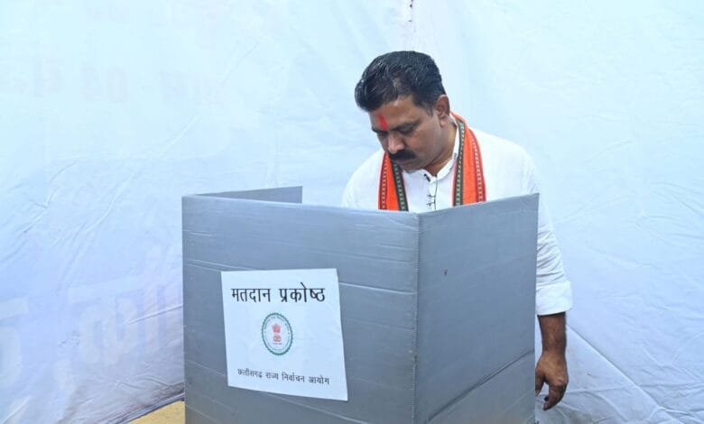 कवर्धा निकाय चुनाव: उपमुख्यमंत्री विजय शर्मा ने लाइन में लगकर किया मतदान, महिला मतदाताओं में उत्साह