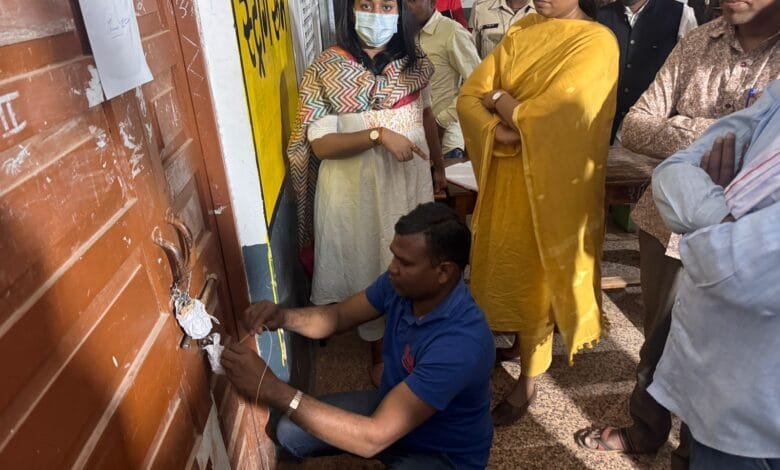 कवर्धा। ईव्हीएम मशीन स्ट्रांग रूम में सील, कड़ी सुरक्षा में निगरानी 7 कवर्धा। ईव्हीएम मशीन स्ट्रांग रूम में सील, कड़ी सुरक्षा में निगरानी