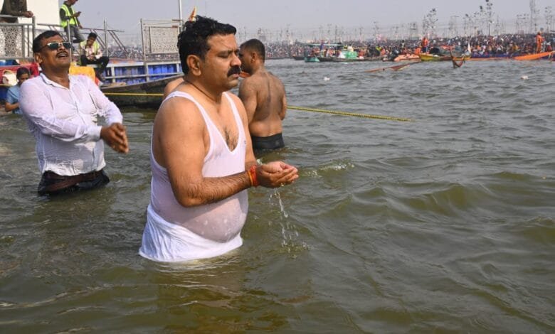 उपमुख्यमंत्री विजय शर्मा ने त्रिवेणी संगम में किया पवित्र स्नान, प्रदेशवासियों के सर्वकल्याण की प्रार्थना