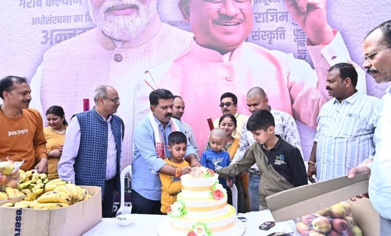 प्रयागराज महाकुंभ: छत्तीसगढ़ पवेलियन में उपमुख्यमंत्री विजय शर्मा ने श्रद्धालुओं संग मनाया मुख्यमंत्री विष्णुदेव साय का जन्मदिन