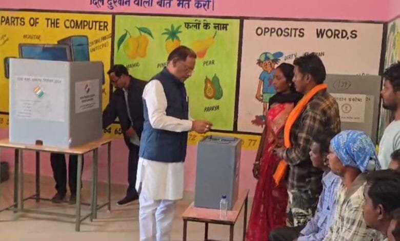 मुख्यमंत्री विष्णु देव साय ने त्रिस्तरीय पंचायत चुनाव के तीसरे चरण में किया मतदान 3 मुख्यमंत्री विष्णु देव साय ने त्रिस्तरीय पंचायत चुनाव के तीसरे चरण में किया मतदान