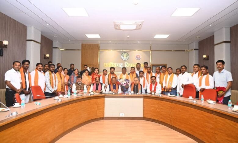 कवर्धा नगर पालिका अध्यक्ष चंद्रप्रकाश चंद्रवंशी व पार्षदों ने मुख्यमंत्री व विधानसभा अध्यक्ष से की सौजन्य भेंट, शपथ ग्रहण समारोह में शामिल होने का दिया न्योता 17 कवर्धा नगर पालिका अध्यक्ष चंद्रप्रकाश चंद्रवंशी व पार्षदों ने मुख्यमंत्री व विधानसभा अध्यक्ष से की सौजन्य भेंट, शपथ ग्रहण समारोह में शामिल होने का दिया न्योता