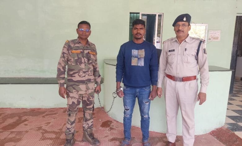 कबीरधाम पुलिस का नशे के कारोबार पर बड़ा प्रहार, उड़ीसा-छत्तीसगढ़ बॉर्डर से जुड़े तस्कर की गिरफ्तारी 1 कबीरधाम पुलिस का नशे के कारोबार पर बड़ा प्रहार, उड़ीसा-छत्तीसगढ़ बॉर्डर से जुड़े तस्कर की गिरफ्तारी