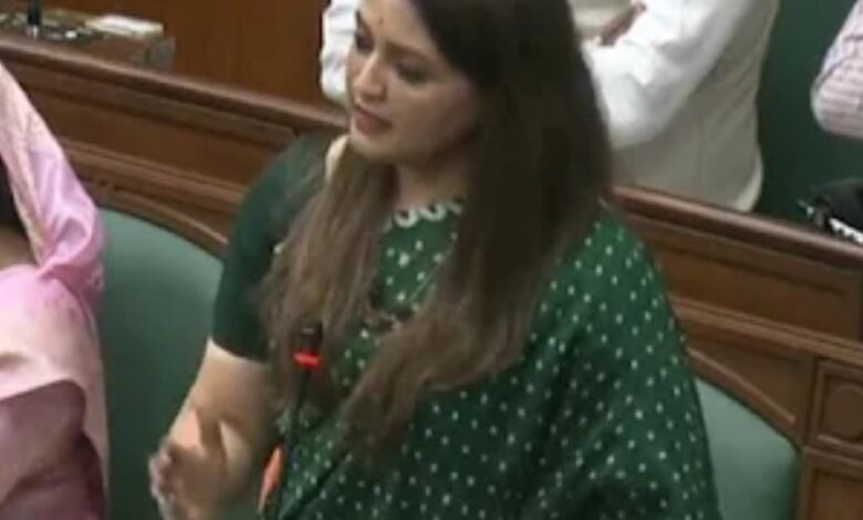 विधायक भावना बोहरा ने पंडरिया विधानसभा में मुख्यमंत्री ग्राम सड़क योजना, स्वास्थ्य सुविधाओं और 15वें वित्त आयोग से जुड़े प्रमुख मुद्दों पर उठाए सवाल 13 img 5052 1