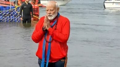 महाकुंभ 2025: पीएम मोदी ने संगम में लगाई डुबकी, मंत्रोच्चारण के साथ की पूजा-अर्चना 2 महाकुंभ 2025: पीएम मोदी ने संगम में लगाई डुबकी, मंत्रोच्चारण के साथ की पूजा-अर्चना