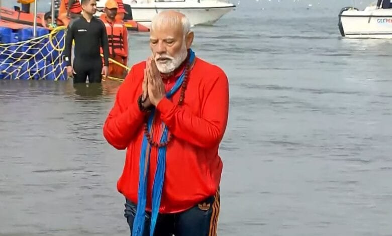 महाकुंभ 2025: पीएम मोदी ने संगम में लगाई डुबकी, मंत्रोच्चारण के साथ की पूजा-अर्चना