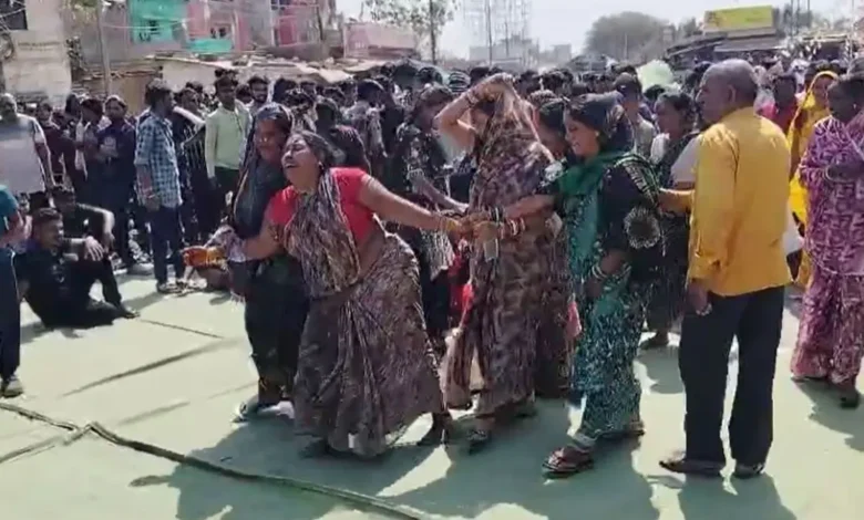 कवर्धा में दर्दनाक हादसा: ट्रक की टक्कर से युवक की मौत, आक्रोशित ग्रामीणों ने NH-30 पर किया चक्काजाम 18 कवर्धा में दर्दनाक हादसा: ट्रक की टक्कर से युवक की मौत, आक्रोशित ग्रामीणों ने NH-30 पर किया चक्काजाम