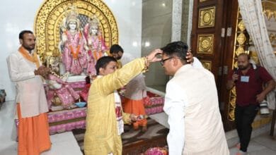 बजट से पहले वित्त मंत्री ओपी चौधरी पहुंचे श्रीराम मंदिर, की पूजा-अर्चना