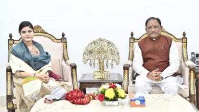 मुख्यमंत्री विष्णु देव साय से प्रसिद्ध कथावाचक देवी चित्रलेखा की सौजन्य भेंट