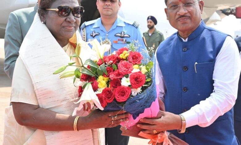 रायपुर पहुंचीं राष्ट्रपति द्रौपदी मुर्मु: राज्यपाल रमेन डेका और सीएम विष्णुदेव साय ने किया स्वागत, विधानसभा के रजत जयंती समारोह में होंगी शामिल