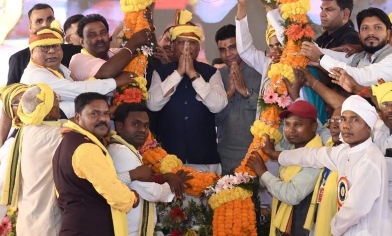 मुख्यमंत्री की उपस्थिति में जुड़े रिश्ते, संवरा भविष्य: नवविवाहितों को आशीर्वाद, सामुदायिक भवन व कोचिंग सुविधा की सौगात 7 मुख्यमंत्री की उपस्थिति में जुड़े रिश्ते, संवरा भविष्य: नवविवाहितों को आशीर्वाद, सामुदायिक भवन व कोचिंग सुविधा की सौगात