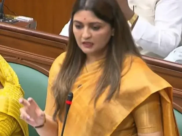 विधानसभा में पंडरिया विधायक भावना बोहरा ने श्रमिक पंजीयन, ठेकेदारों और जल जीवन मिशन पर उठाए सवाल 10 विधानसभा में पंडरिया विधायक भावना बोहरा ने श्रमिक पंजीयन, ठेकेदारों और जल जीवन मिशन पर उठाए सवाल