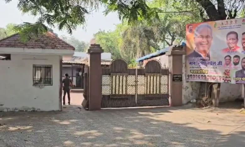 छत्तीसगढ़: पूर्व सीएम भूपेश बघेल के घर ED की रेड, विधानसभा में हंगामा, कांग्रेस विधायकों का धरना जारी