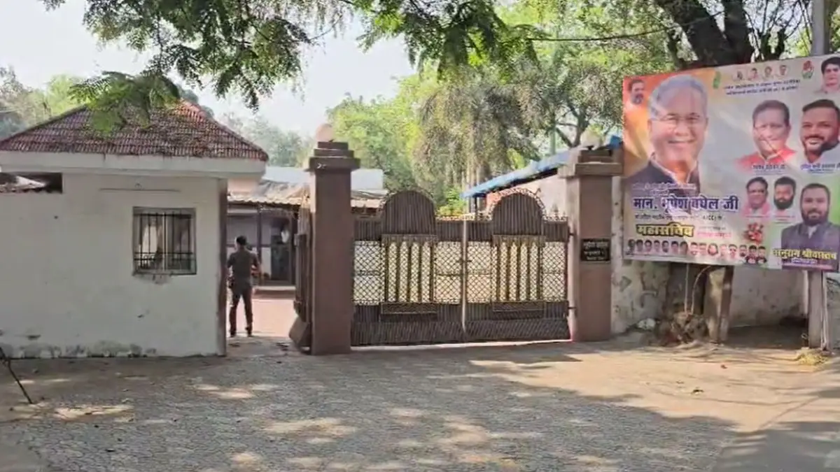 छत्तीसगढ़: पूर्व सीएम भूपेश बघेल के घर ED की रेड, विधानसभा में हंगामा, कांग्रेस विधायकों का धरना जारी 1 छत्तीसगढ़: पूर्व सीएम भूपेश बघेल के घर ED की रेड, विधानसभा में हंगामा, कांग्रेस विधायकों का धरना जारी
