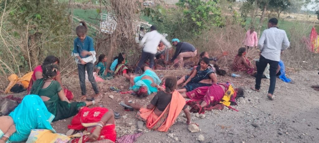 कबीरधाम में भीषण सड़क हादसा: तेज रफ्तार माजदा पलटी, दो की मौत, 50 घायल