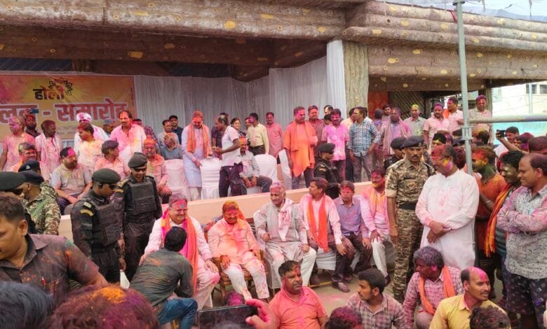 विधानसभा अध्यक्ष डॉ. रमन सिंह ने कवर्धा में मनाई होली, गांधी मैदान में हुआ भव्य होली मिलन