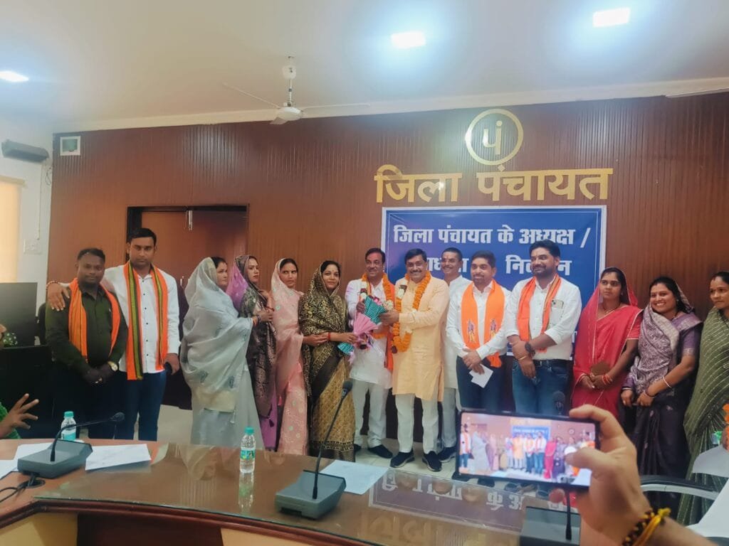 ईश्वरी साहू निर्विरोध बने जिला पंचायत अध्यक्ष, कैलाश चंद्रवंशी उपाध्यक्ष निर्वाचित 2 ईश्वरी साहू निर्विरोध बने जिला पंचायत अध्यक्ष, कैलाश चंद्रवंशी उपाध्यक्ष निर्वाचित