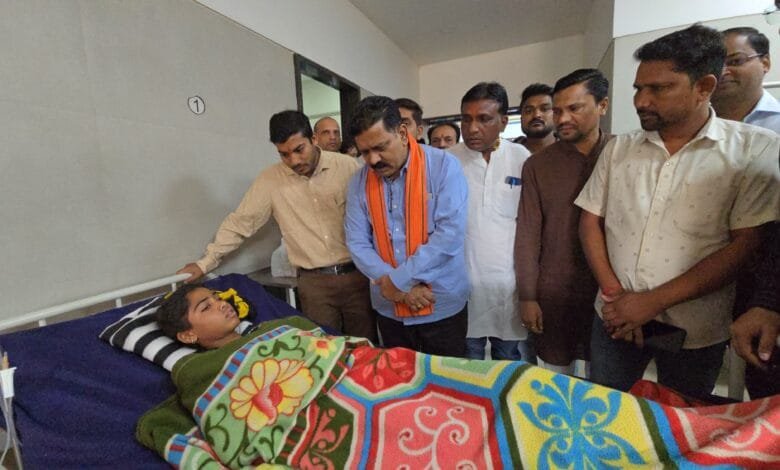 उपमुख्यमंत्री विजय शर्मा ने अस्पताल पहुँचकर सड़क हादसे में घायलों से की मुलाकात, पीड़ित परिवारों को दी संवेदनाएँ