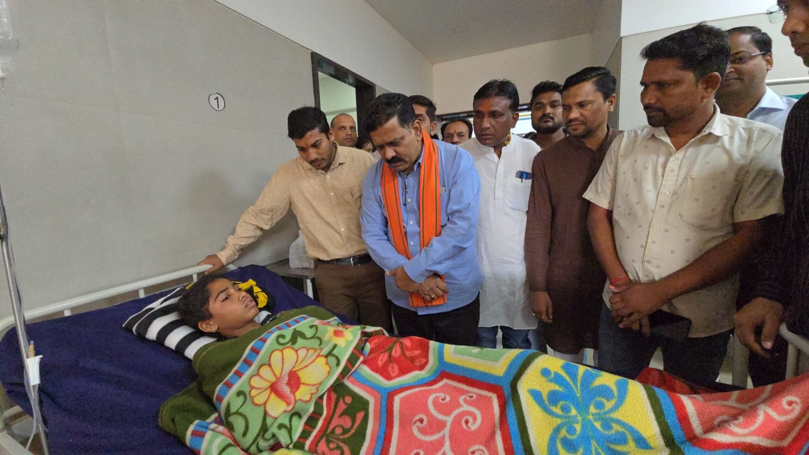 उपमुख्यमंत्री विजय शर्मा ने अस्पताल पहुँचकर सड़क हादसे में घायलों से की मुलाकात, पीड़ित परिवारों को दी संवेदनाएँ 1 उपमुख्यमंत्री विजय शर्मा ने अस्पताल पहुँचकर सड़क हादसे में घायलों से की मुलाकात, पीड़ित परिवारों को दी संवेदनाएँ