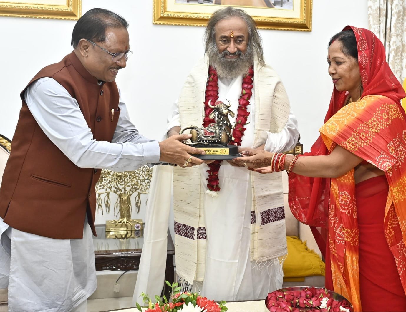 1000 साल पुराना सोमनाथ शिवलिंग छत्तीसगढ़ पहुंचा, सदियों बाद खुले आस्था के द्वार, CM विष्णुदेव साय ने श्री श्री रविशंकर से लिया आशीर्वाद 1 1000 साल पुराना सोमनाथ शिवलिंग छत्तीसगढ़ पहुंचा, सदियों बाद खुले आस्था के द्वार, CM विष्णुदेव साय ने श्री श्री रविशंकर से लिया आशीर्वाद