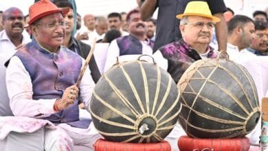 छत्तीसगढ़ विधानसभा में होली की धूम: विधानसभा अध्यक्ष, मुख्यमंत्री व विधायकों ने खेली रंगों की होली 5 छत्तीसगढ़ विधानसभा में होली की धूम: विधानसभा अध्यक्ष, मुख्यमंत्री व विधायकों ने खेली रंगों की होली