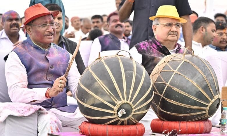 छत्तीसगढ़ विधानसभा में होली की धूम: विधानसभा अध्यक्ष, मुख्यमंत्री व विधायकों ने खेली रंगों की होली