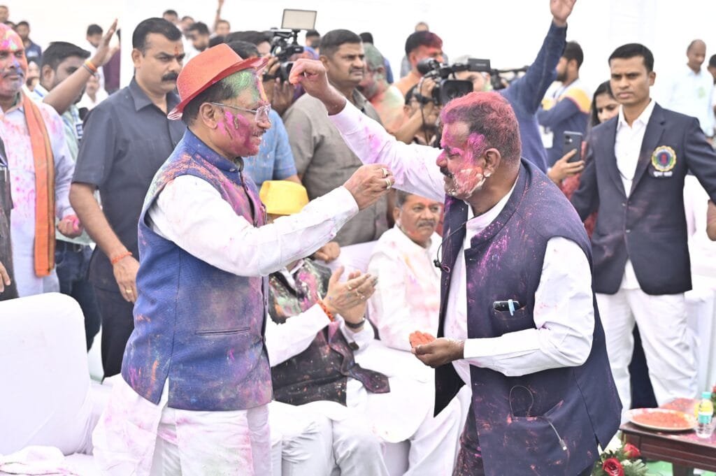 छत्तीसगढ़ विधानसभा में होली की धूम: विधानसभा अध्यक्ष, मुख्यमंत्री व विधायकों ने खेली रंगों की होली