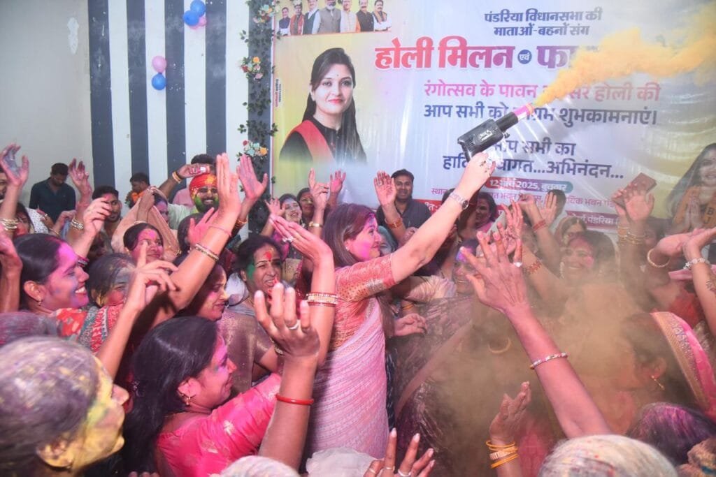 पंडरिया में विधायक भावना बोहरा के नेतृत्व में महिला मोर्चा का होली मिलन एवं फाग महोत्सव