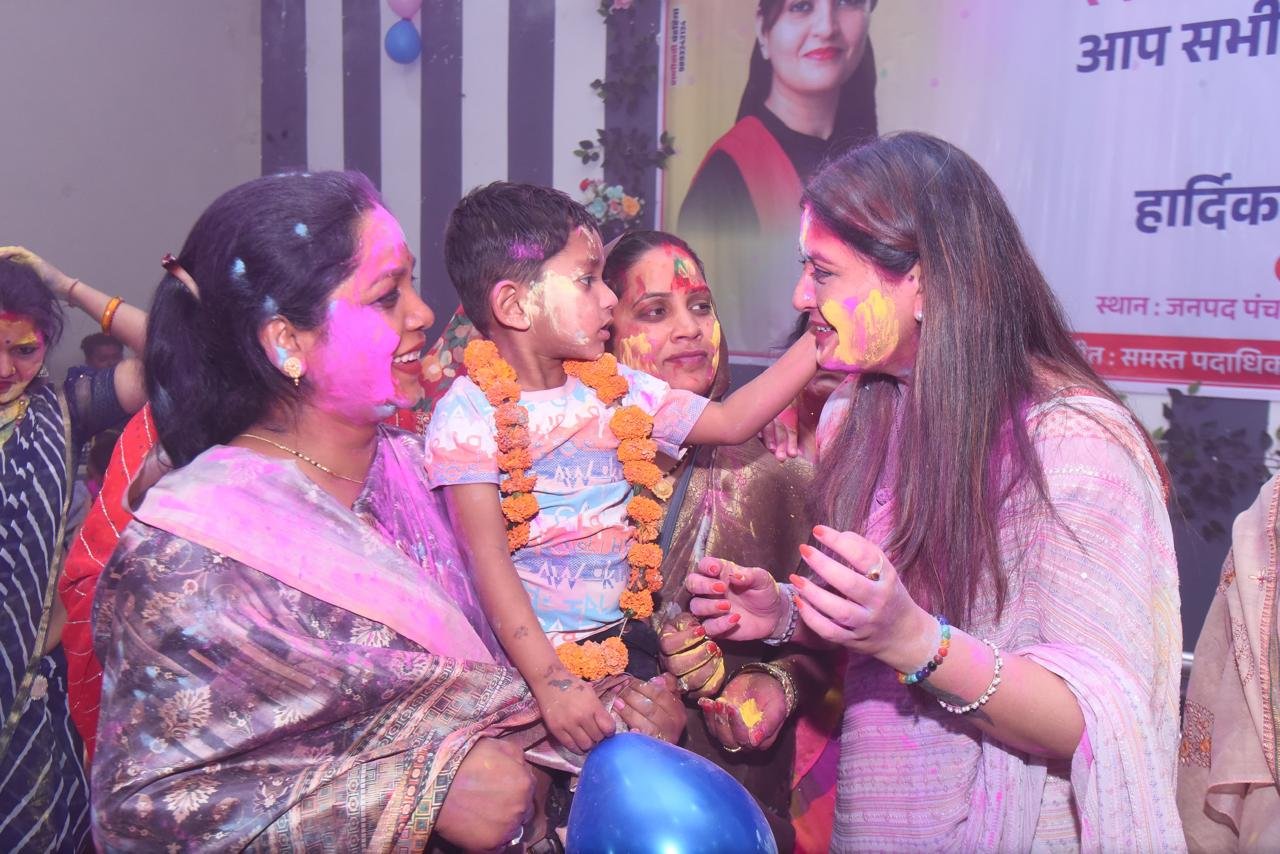 पंडरिया में विधायक भावना बोहरा के नेतृत्व में महिला मोर्चा का होली मिलन एवं फाग महोत्सव 1 पंडरिया में विधायक भावना बोहरा के नेतृत्व में महिला मोर्चा का होली मिलन एवं फाग महोत्सव