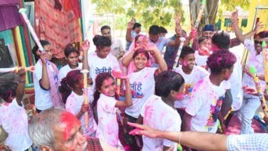 भावना समाज सेवी संस्थान ने ग्राम सेमरहा के बच्चों को होली उपहार में दिए रंग-गुलाल और मिठाइयां 4 भावना समाज सेवी संस्थान ने ग्राम सेमरहा के बच्चों को होली उपहार में दिए रंग-गुलाल और मिठाइयां