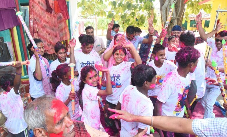 भावना समाज सेवी संस्थान ने ग्राम सेमरहा के बच्चों को होली उपहार में दिए रंग-गुलाल और मिठाइयां