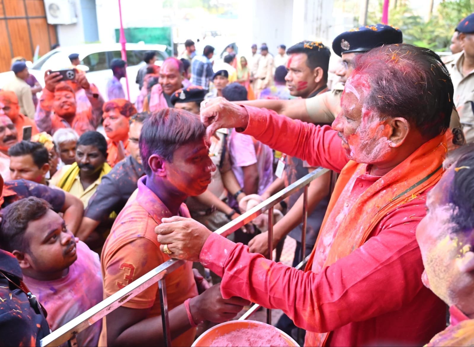मुख्यमंत्री विष्णुदेव साय ने गृह ग्राम बगिया में ग्रामीणों संग मनाई होली, जशपुर में सनातन समाज के अनुष्ठान में हुए शामिल 1 मुख्यमंत्री विष्णुदेव साय ने गृह ग्राम बगिया में ग्रामीणों संग मनाई होली, जशपुर में सनातन समाज के अनुष्ठान में हुए शामिल