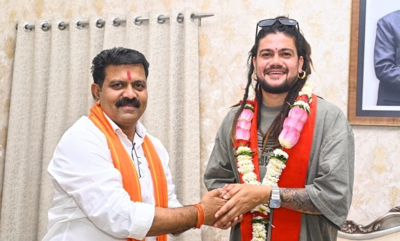 भोरमदेव महोत्सव में भजन गायक हंसराज रघुवंशी की भव्य प्रस्तुति आज, उपमुख्यमंत्री विजय शर्मा से की मुलाकात 12 भोरमदेव महोत्सव में भजन गायक हंसराज रघुवंशी की भव्य प्रस्तुति आज, उपमुख्यमंत्री विजय शर्मा से की मुलाकात