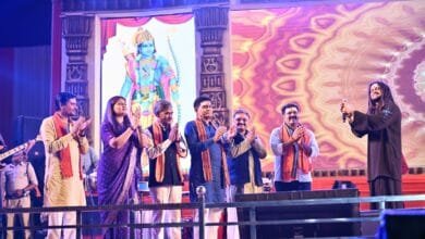 भोरमदेव महोत्सव : दीप प्रज्ज्वलन और मंत्रोच्चार के बीच हुआ भव्य शुभारंभ, हंसराज रघुवंशी के भजनों से गूंजा मंदिर परिसर, पार्श्व गायक अनुराग शर्मा सहित सुप्रसिद्ध कलाकारों ने दी प्रस्तुति 1 भोरमदेव महोत्सव : दीप प्रज्ज्वलन और मंत्रोच्चार के बीच हुआ भव्य शुभारंभ, हंसराज रघुवंशी के भजनों से गूंजा मंदिर परिसर, पार्श्व गायक अनुराग शर्मा सहित सुप्रसिद्ध कलाकारों ने दी प्रस्तुति