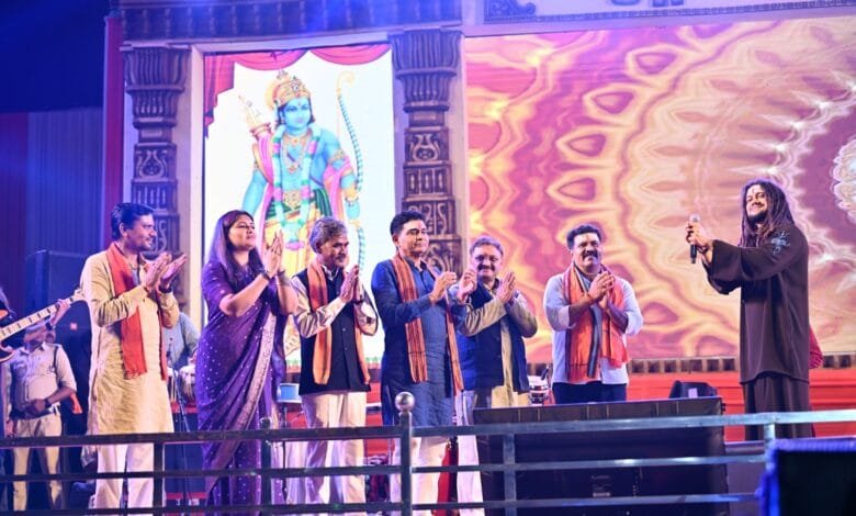 भोरमदेव महोत्सव : दीप प्रज्ज्वलन और मंत्रोच्चार के बीच हुआ भव्य शुभारंभ, हंसराज रघुवंशी के भजनों से गूंजा मंदिर परिसर, पार्श्व गायक अनुराग शर्मा सहित सुप्रसिद्ध कलाकारों ने दी प्रस्तुति 5 भोरमदेव महोत्सव : दीप प्रज्ज्वलन और मंत्रोच्चार के बीच हुआ भव्य शुभारंभ, हंसराज रघुवंशी के भजनों से गूंजा मंदिर परिसर, पार्श्व गायक अनुराग शर्मा सहित सुप्रसिद्ध कलाकारों ने दी प्रस्तुति