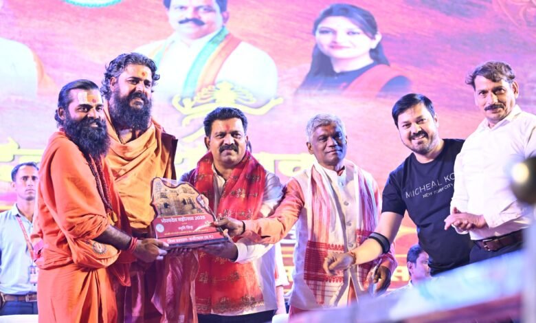 भोरमदेव महोत्सव 2025: पद्मश्री अनुज शर्मा के सुरों और लेजर शो की रोशनी में रंगीन हुआ समापन समारोह 11 भोरमदेव महोत्सव 2025: पद्मश्री अनुज शर्मा के सुरों और लेजर शो की रोशनी में रंगीन हुआ समापन समारोह