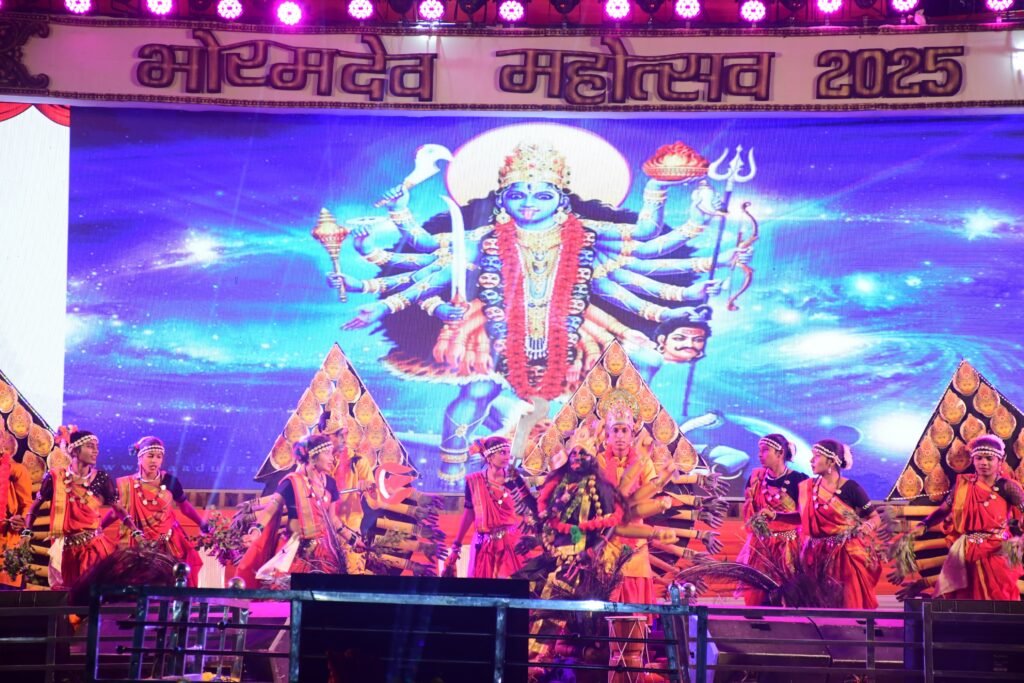 भोरमदेव महोत्सव 2025: पद्मश्री अनुज शर्मा के सुरों और लेजर शो की रोशनी में रंगीन हुआ समापन समारोह