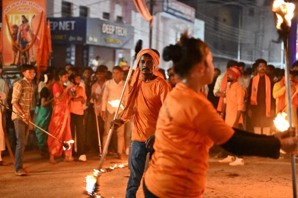 कवर्धा में हिंदू नववर्ष की भव्य शोभायात्रा, आकर्षक झांकियों ने मोहा मन, उपमुख्यमंत्री विजय शर्मा ने की महाआरती 3 कवर्धा में हिंदू नववर्ष की भव्य शोभायात्रा, आकर्षक झांकियों ने मोहा मन, उपमुख्यमंत्री विजय शर्मा ने की महाआरती
