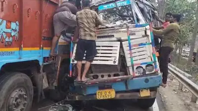 केशकाल घाट में दो ट्रकों की भिड़ंत, एक चालक फंसा, घंटों लगा लंबा जाम 1 केशकाल घाट में दो ट्रकों की भिड़ंत, एक चालक फंसा, घंटों लगा लंबा जाम