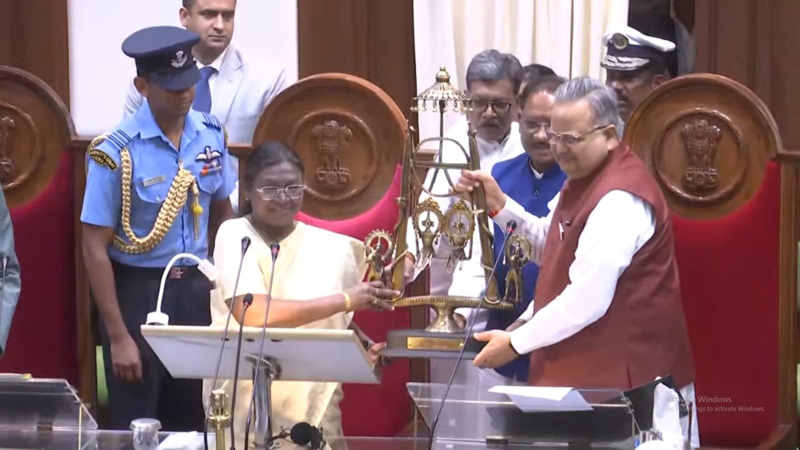 छत्तीसगढ़ विधानसभा में राष्ट्रपति का ऐतिहासिक संबोधन: कहा – 'छत्तीसगढ़िया सबले बढ़िया' 1 छत्तीसगढ़ विधानसभा में राष्ट्रपति का ऐतिहासिक संबोधन: कहा – 'छत्तीसगढ़िया सबले बढ़िया'