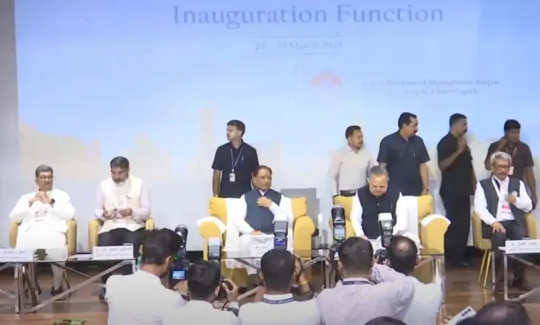 छत्तीसगढ़: IIM रायपुर में पब्लिक लीडरशिप प्रोग्राम शुरू, सीएम विष्णुदेव साय और विधानसभा अध्यक्ष डॉ. रमन सिंह ने किया उद्घाटन