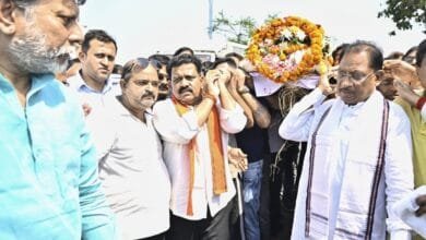 मुख्यमंत्री ने पहलगाम आतंकी हमले में दिवंगत दिनेश मिरानिया के पार्थिव शरीर को दिया कंधा, अंतिम संस्कार में शामिल होकर दी श्रद्धांजलि 1 मुख्यमंत्री ने पहलगाम आतंकी हमले में दिवंगत दिनेश मिरानिया के पार्थिव शरीर को दिया कंधा, अंतिम संस्कार में शामिल होकर दी श्रद्धांजलि