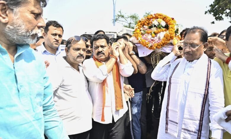 मुख्यमंत्री ने पहलगाम आतंकी हमले में दिवंगत दिनेश मिरानिया के पार्थिव शरीर को दिया कंधा, अंतिम संस्कार में शामिल होकर दी श्रद्धांजलि 2 मुख्यमंत्री ने पहलगाम आतंकी हमले में दिवंगत दिनेश मिरानिया के पार्थिव शरीर को दिया कंधा, अंतिम संस्कार में शामिल होकर दी श्रद्धांजलि