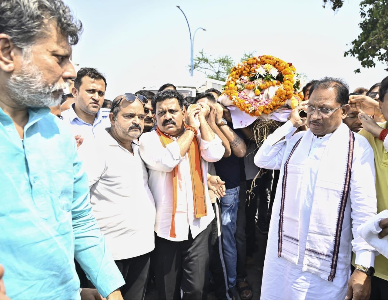 मुख्यमंत्री ने पहलगाम आतंकी हमले में दिवंगत दिनेश मिरानिया के पार्थिव शरीर को दिया कंधा, अंतिम संस्कार में शामिल होकर दी श्रद्धांजलि 1 मुख्यमंत्री ने पहलगाम आतंकी हमले में दिवंगत दिनेश मिरानिया के पार्थिव शरीर को दिया कंधा, अंतिम संस्कार में शामिल होकर दी श्रद्धांजलि
