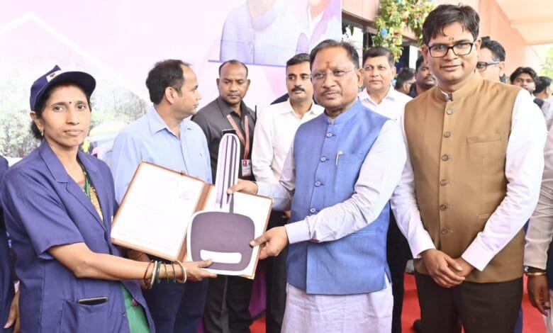 मुख्यमंत्री विष्णु देव साय ने नवा रायपुर में ई-ऑटो सेवा का किया शुभारंभ