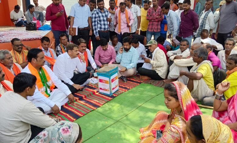 सुशासन तिहार 2025 : खैरबनाकला पहुंचे कलेक्टर व जिला पंचायत अध्यक्ष, जमीन पर बैठकर ग्रामीणों से लिए आवेदन